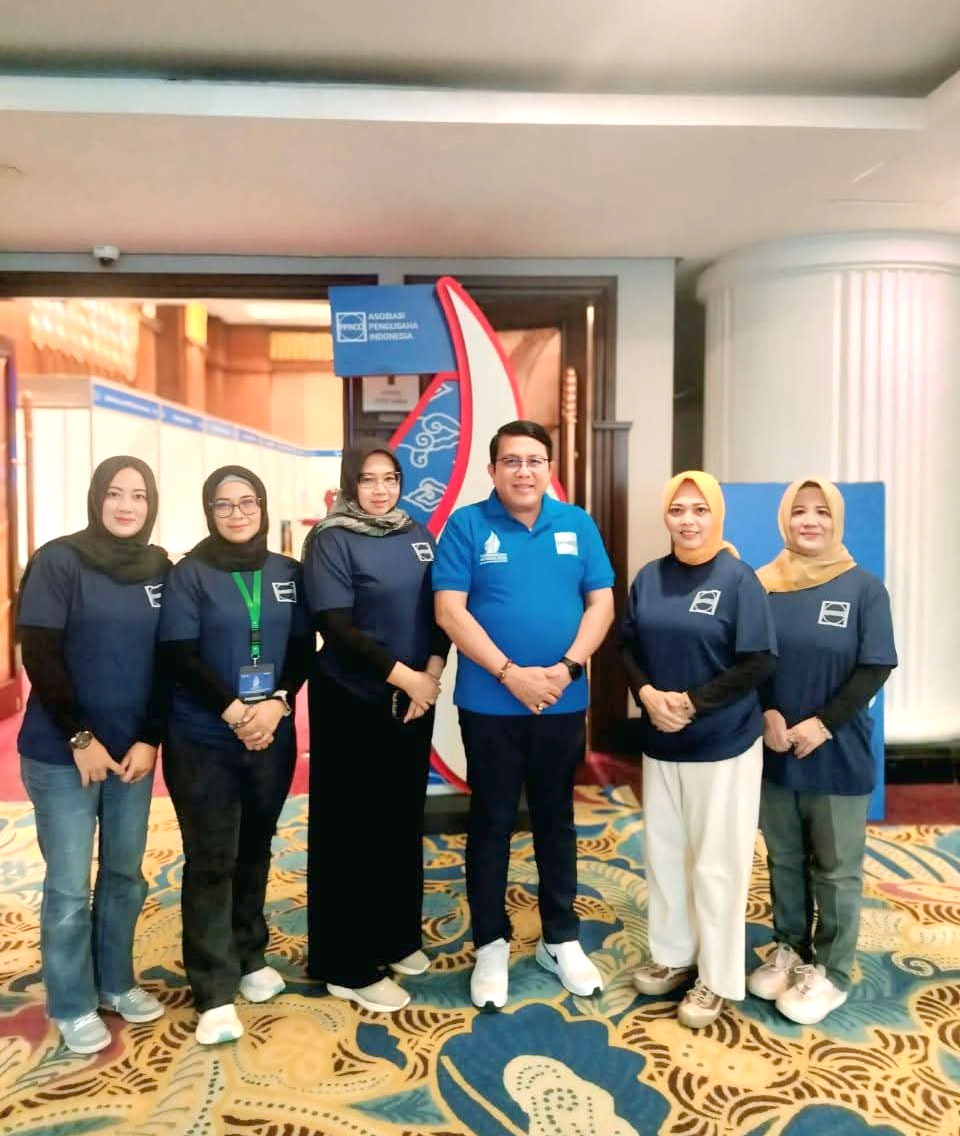 Foto bersama dengan Peserta UMKM Binaan DPK APINDO dan Panitia OC DPP APINDO Provinsi Jawa Barat. [ Hari ke-3 Rakerkonas XXXIV DPN APINDO 2025 ]